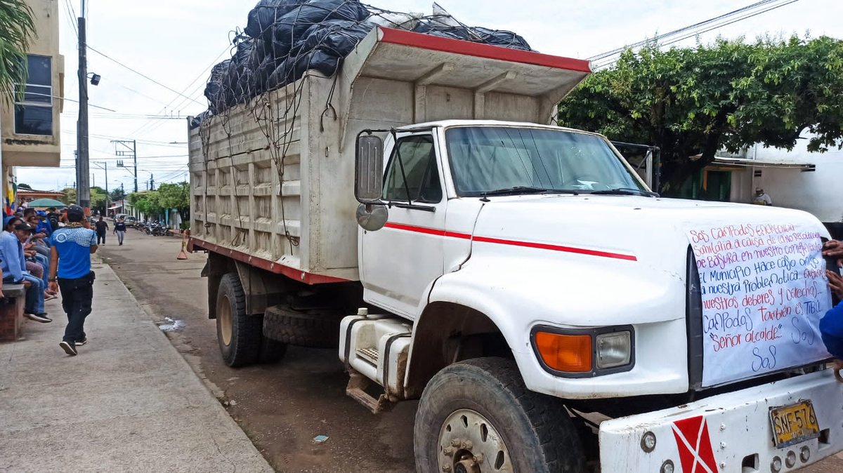 WRadioColombia's tweet photo. #NoticiaW | Se registra protesta en el municipio de Tibú. Empleados de Emtibú, realizan plantón frente a la Alcaldía, por posible privatización de la empresa de servicios públicos y la llegada de Ecocatatumbo. 🧵 https://t.co/8S4rLbrwpm