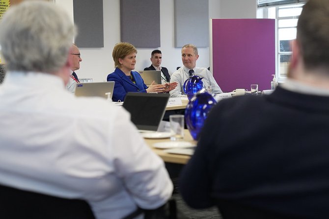 At a meeting of her Environmental Council today, First Minister @NicolaSturgeon presented Prof @SDiazEcology with the Royal Botanic Garden Edinburgh Medal to recognise her contribution to plant ecology and conservation. ▶️ gov.scot/groups/first-m…