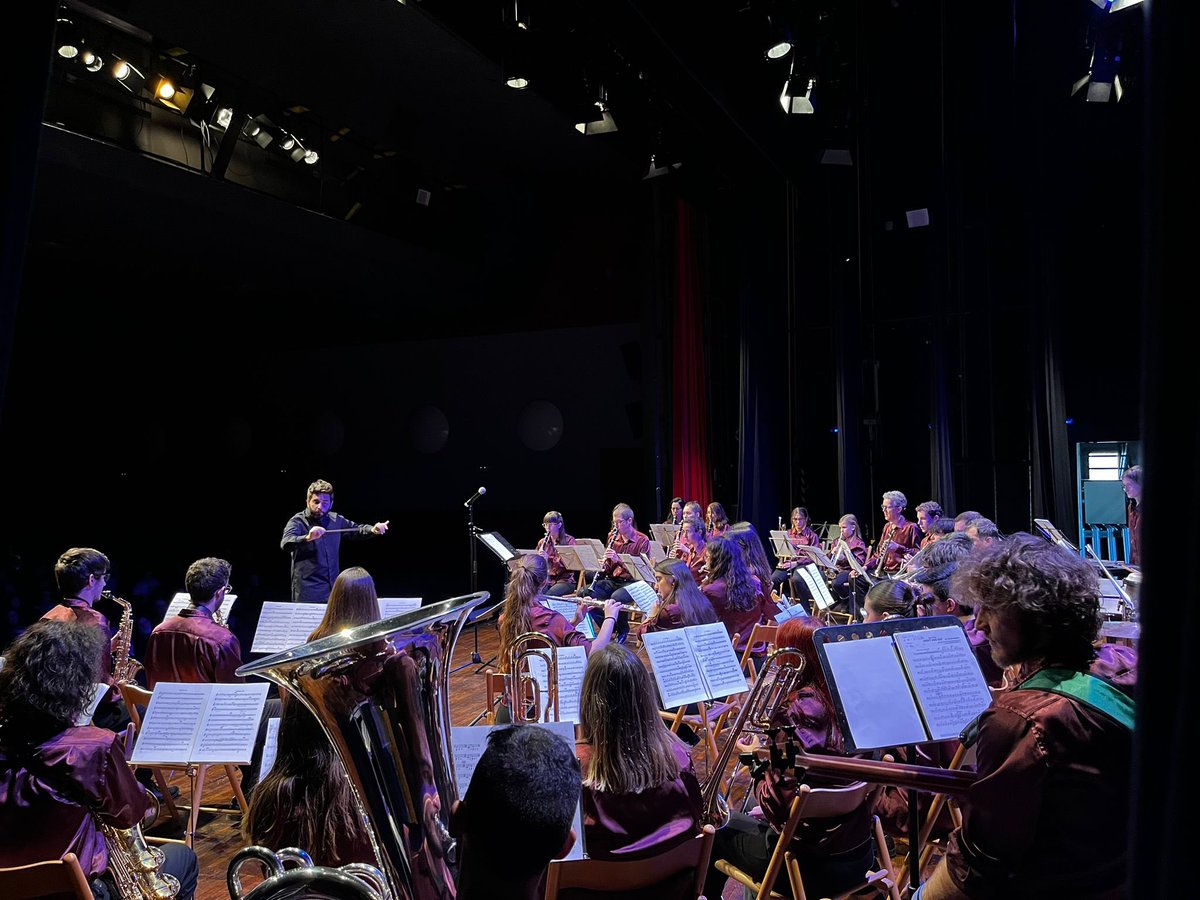 Ahir va ser el Concert de la Gent Gran Activa!🎺🎷🥁El concert ens recorda que tots nosaltres som fills i nets com la gent que hi ha al públic, gent que estima la música i que inculca l’amor a fills i néts com nosaltres. 🎶💖 Moltes gràcies a tots els que vau venir!🥳🥳🥳🎶