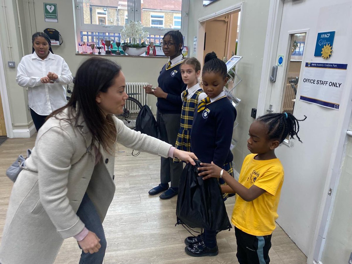 ReissDebra's tweet photo. Lovely morning meeting these kids handing out the last of our ‘keep warm kits’ until next winter! #keepwarmkits #harriscolerainepark #schools #kids #clothing #winter #warmers #charity #foundation #donations https://t.co/AqhEivPVyC