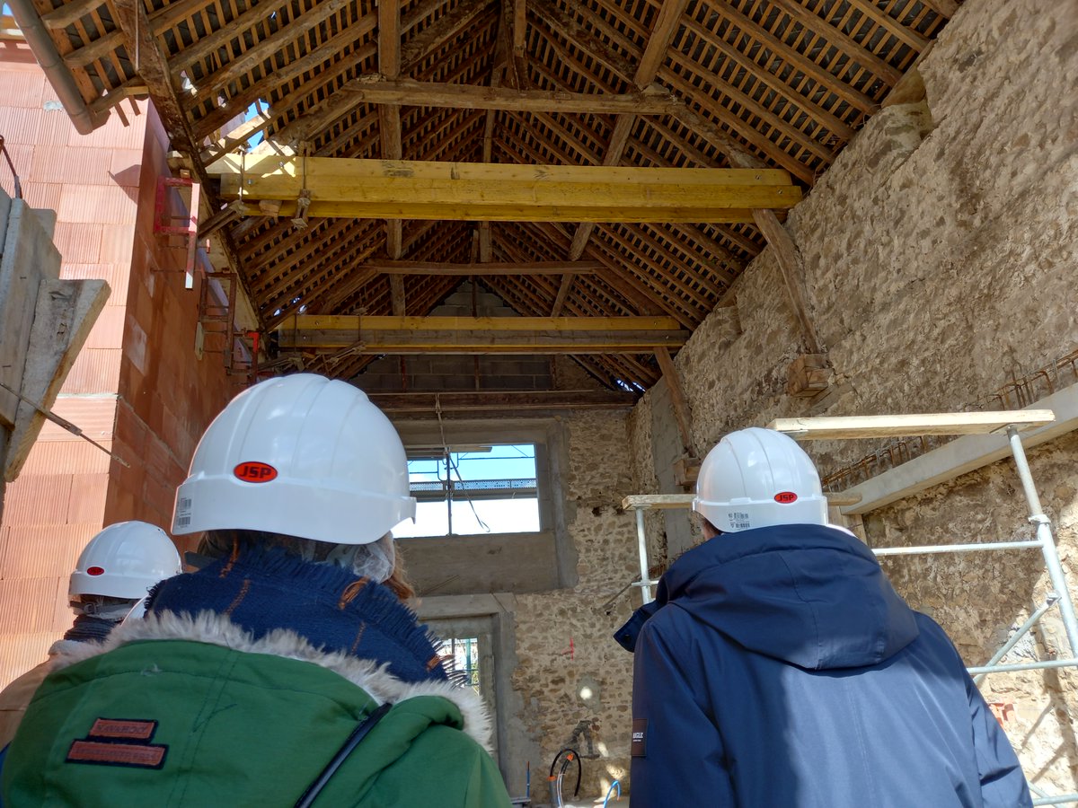 Visite du chantier de la résidence Fontaine St Georges à #Martigné-sur-Mayenne avec les élus, partenaires et entreprises.Un beau projet de redensification en centre-bourg comptant 4 commerces + 16 logements du T2 au T4 dont 12 neufs et 4 réhabilités.Livraison prévue fin 2023.#Hlm