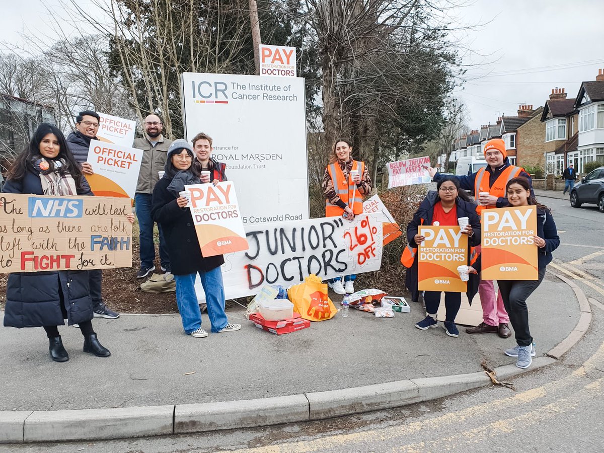 Anjana_Dx's tweet photo. We strike today for junior doctors #payrestoration, for Medicine to be a sustainable career in the future, with safe &amp; well-staffed working conditions.  @TheBMA @BMA_JuniorDocs @Doctors_Vote  #DoctorsStrike https://t.co/IgyDMSelSz