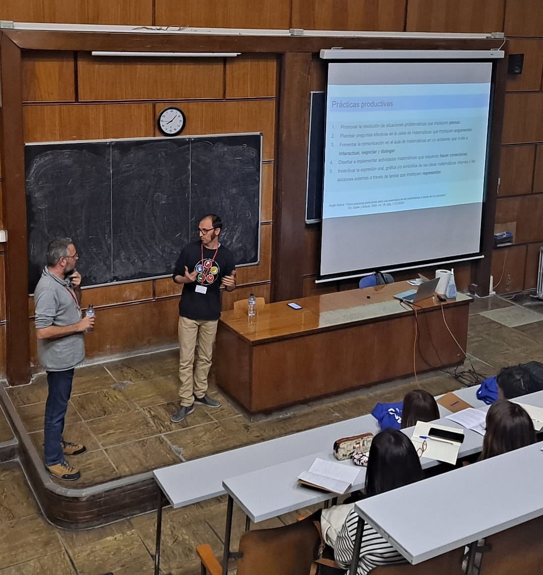 gremor's tweet image. En las #VJEMA haciendo una comunicación sobre #thinkingclassroom con @IgnasiUb. En la pantalla, las prácticas productivas de @AngelAlsinaP 😍👏🏼👏🏼👏🏼