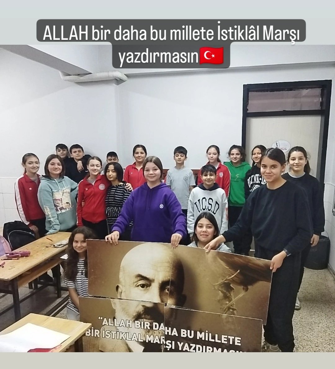 semihblhn's tweet photo. ALLAH bir daha bu millete İstiklâl Marşı yazdırmasın. 🇹🇷 https://t.co/0anDwL4fSr