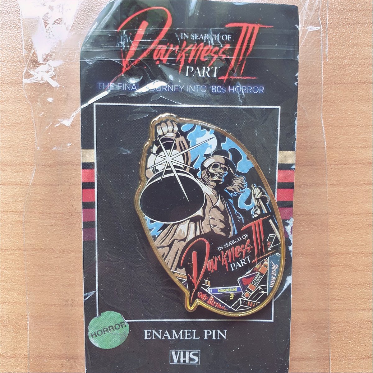 Alain_Marche's tweet photo. Enamel pin In Search of Darkness Part III, a nice collector ! 🤩
#insearchofdarkness3 #isod3 #insearchofdarkness #80shorror #pin #enamelpin #collector #creatorvc https://t.co/A5XiTWbxnH