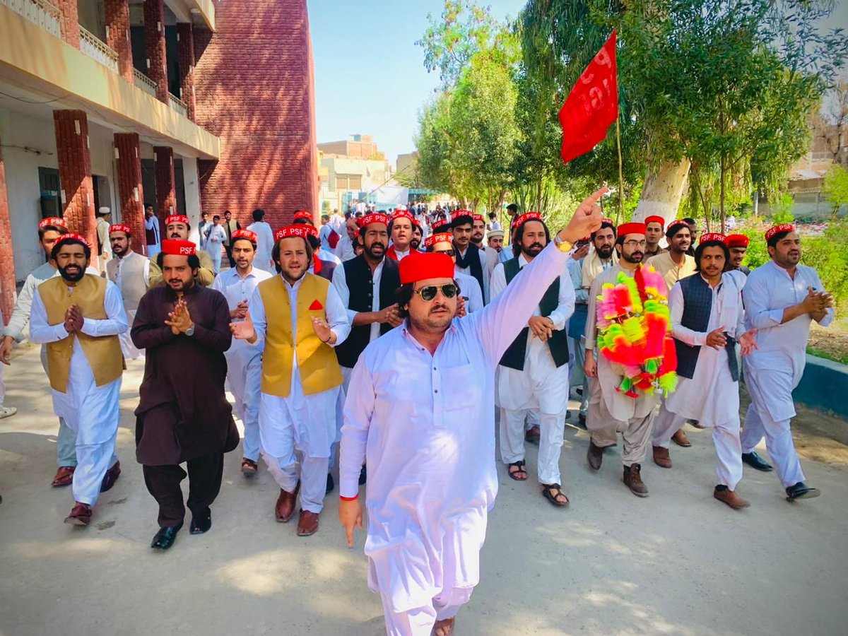 PSFMarkaz's tweet photo. پختون سٹوڈنٹس فیڈرشن پختونخوا کے صدر صدر اچک خان کا دورہ بنوں۔ صوبائی سینئر نائب صدر عبدالصمد خان اور ضلعی صدر فیضان خان بھی ہمراہ تھے۔ گورنمنٹ پوسٹ گریجویٹ کالج بنوں کے دورے کے دوران تنظیمی عہدیداران نے استقبال کیا۔ 

#PSFPakhtunkhwa | #PSFBANNU https://t.co/rx19sGFB4g