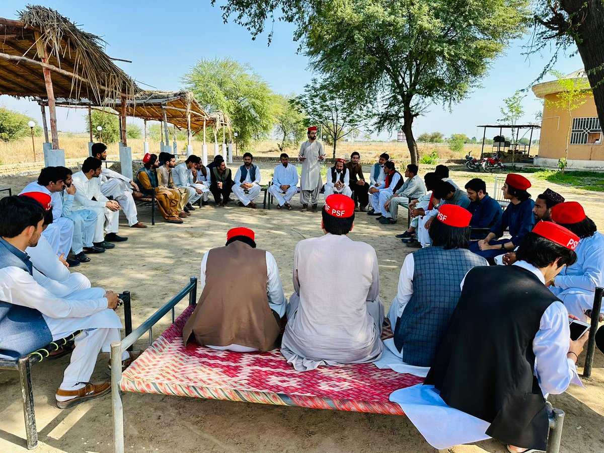 PSFMarkaz's tweet photo. پختون سٹوڈنٹس فیڈرشن پختونخوا کے صدر صدر اچک خان کا دورہ بنوں۔ صوبائی سینئر نائب صدر عبدالصمد خان اور ضلعی صدر فیضان خان بھی ہمراہ تھے۔ گورنمنٹ پوسٹ گریجویٹ کالج بنوں کے دورے کے دوران تنظیمی عہدیداران نے استقبال کیا۔ 

#PSFPakhtunkhwa | #PSFBANNU https://t.co/rx19sGFB4g