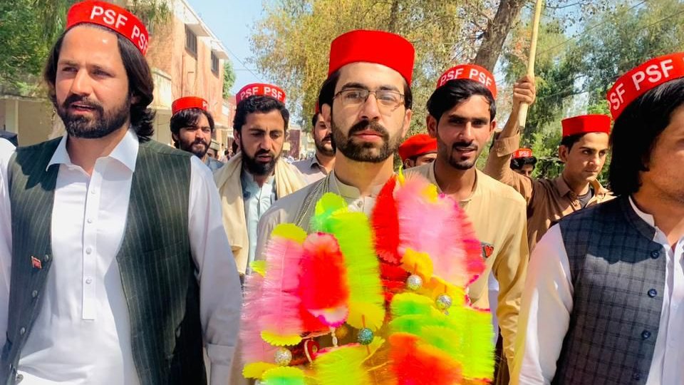 PSFMarkaz's tweet photo. پختون سٹوڈنٹس فیڈرشن پختونخوا کے صدر صدر اچک خان کا دورہ بنوں۔ صوبائی سینئر نائب صدر عبدالصمد خان اور ضلعی صدر فیضان خان بھی ہمراہ تھے۔ گورنمنٹ پوسٹ گریجویٹ کالج بنوں کے دورے کے دوران تنظیمی عہدیداران نے استقبال کیا۔ 

#PSFPakhtunkhwa | #PSFBANNU https://t.co/rx19sGFB4g