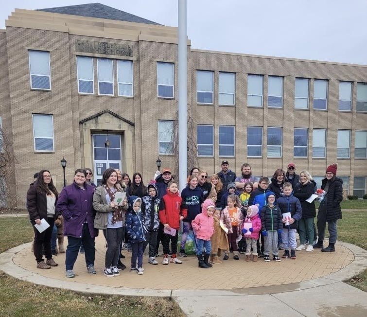 Over the last few weeks many of the students from SOI created cards to send to the students of East Palestine Schools.  On Sunday, those cards were delivered.  

Thank you to the DeCapite family for helping to organize and deliver!!!  I am proud of our Sparks!