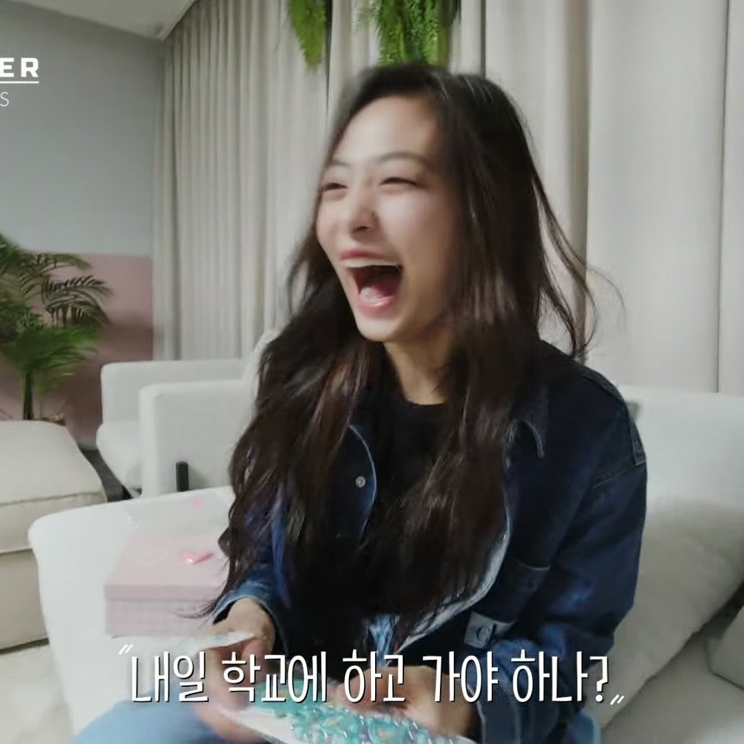 AHYLOOKS's tweet photo. she makes me so happy 💗 https://t.co/Vqz5oGToqo