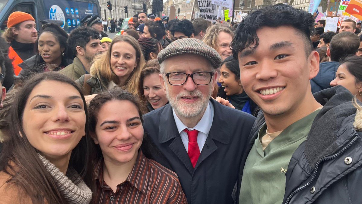 We met <a href="/jeremycorbyn/">Jeremy Corbyn</a> today at the #JuniorDoctorsStrike! Great to see such a massive turnout at Whitehall!

👏🏽 CLAPS 👏🏽 DON’T 👏🏽 PAY 👏🏽 THE 👏🏽 BILLS 👏🏽 

📸: <a href="/BrianXWang1/">Brian Wang</a> @anna_corri 

#medtwitter #In2MedSchool
