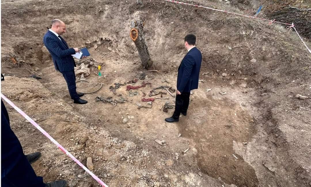ombudsman_az's tweet photo. Ombudsperson prepared a #report on results of independent on-site #investigation of mass graves discovered in #Edilli village of Khojavand region where #Azerbaijanis captured & taken hostage by #Armenia were buried in an inhuman manner after being subjected to severe tortures. https://t.co/VzZCnUu5Yo