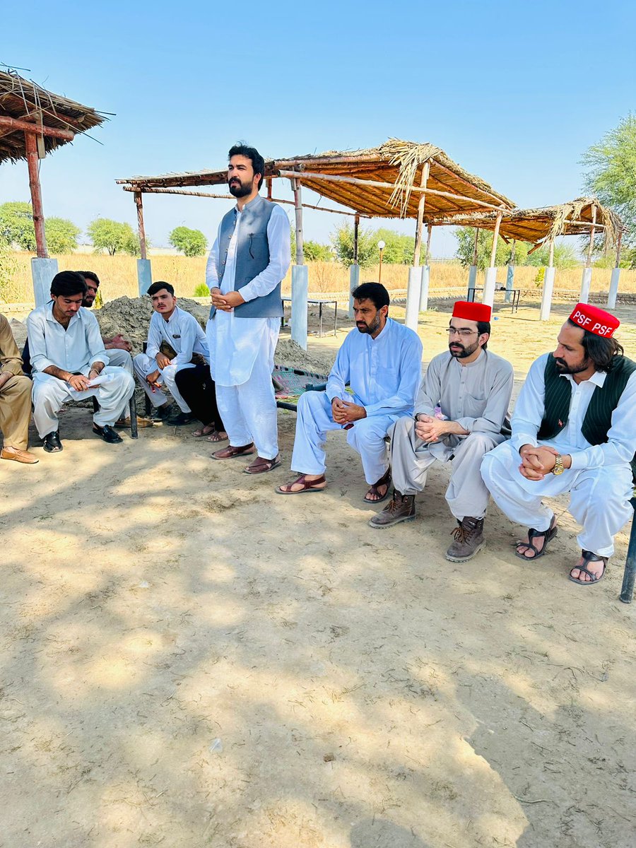 PSFMarkaz's tweet photo. صوبائی صدر نے آرگنائزنگ کمیٹی کے چیئرمین عابدسورانی کی زیرصدارت سٹڈی سرکل میں شرکت کی۔ بعدازاں شعبہ پشتو کے زیراہتمام کتب میلے میں بھی شرکت کی۔ صوبائی صدر نے بنوں یونیورسٹی کا بھی دورہ کیا۔

#PSFPakhtunkhwa | #PSFBANNU https://t.co/jYf6baRckj