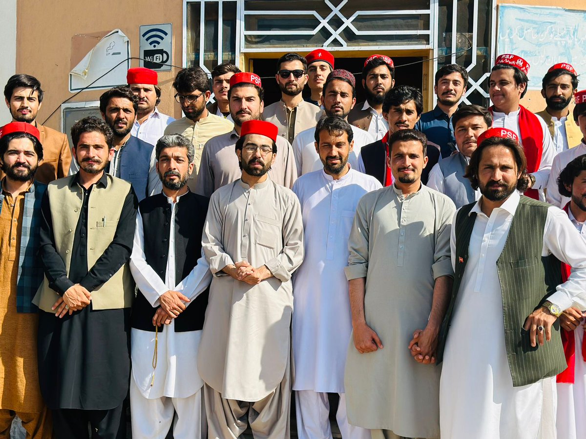 PSFMarkaz's tweet photo. صوبائی صدر نے آرگنائزنگ کمیٹی کے چیئرمین عابدسورانی کی زیرصدارت سٹڈی سرکل میں شرکت کی۔ بعدازاں شعبہ پشتو کے زیراہتمام کتب میلے میں بھی شرکت کی۔ صوبائی صدر نے بنوں یونیورسٹی کا بھی دورہ کیا۔

#PSFPakhtunkhwa | #PSFBANNU https://t.co/jYf6baRckj