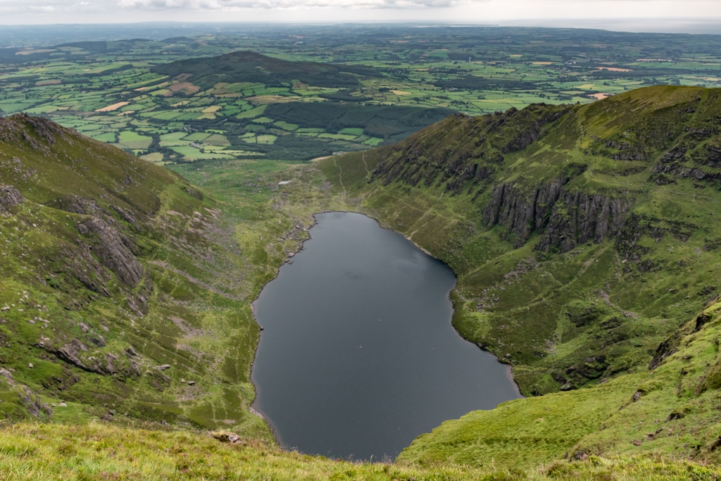 Coumshingaun. A beau of a hike 🚶 but one that needs prep + good navigational experience! Have you tackled this one yet? If so, how'd you find it? Here's a guide with warnings: theirishroadtrip.com/coumshingaun-l… Photos via Shutterstock #TheIrishRoadTrip @TourismIreland @Failte_Ireland