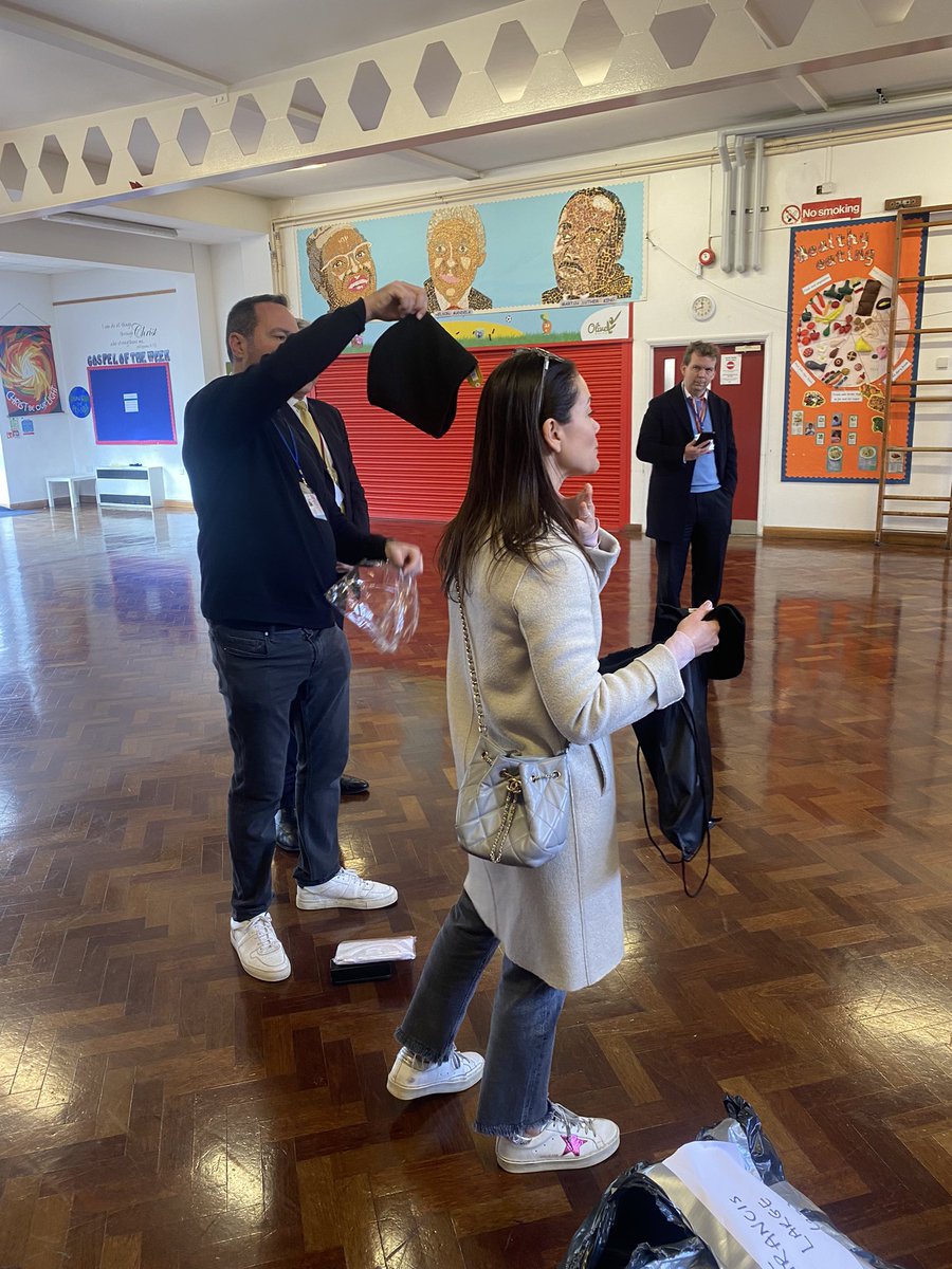 ReissDebra's tweet photo. Thanks for having us!! Lovely meeting the school councillors &amp; the head Mr Lane at St Francis De Sales primary school @sfdstottenham this morning with @ZenaBrabazon @haringeycouncil #keepwarmkits #haringeycouncil #schools #clothing #winter #charity #foundation #donations https://t.co/FXGdlQdHLV
