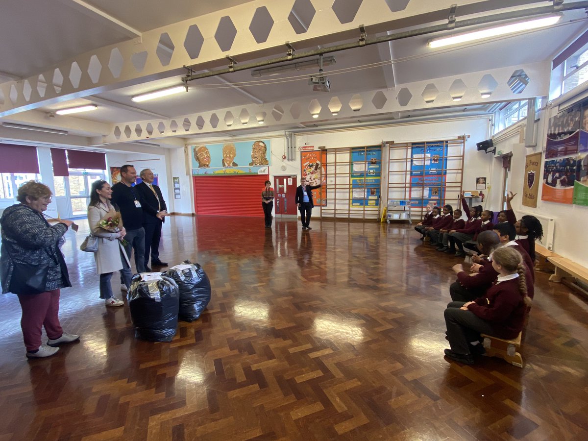 ReissDebra's tweet photo. Thanks for having us!! Lovely meeting the school councillors &amp; the head Mr Lane at St Francis De Sales primary school @sfdstottenham this morning with @ZenaBrabazon @haringeycouncil #keepwarmkits #haringeycouncil #schools #clothing #winter #charity #foundation #donations https://t.co/FXGdlQdHLV