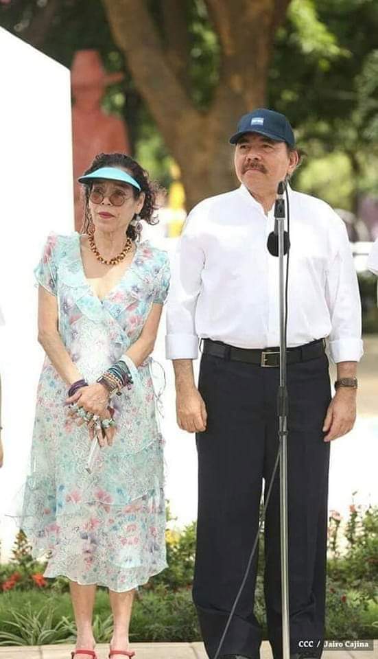 Tienen a Jesucristo y todo un pueblo que le ama y los respalda. Dios le Bendiga Daniel y Rosario. 💕