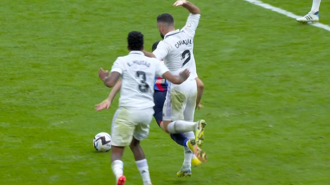 Si yo te digo que el Barça:

👉Tiene 65 puntos y el Madrid 56

Que el Barça:

👉Ha lanzado 2 penales y el Madrid 10

Y que al Barça:

👉Le han expulsado 6 jugadores y al Madrid 1

Y LA CAVERNA se atreve a hablar de "corrupción a favor del Barça"... ¿Tú qué me dirías? 🤣🤣🤣