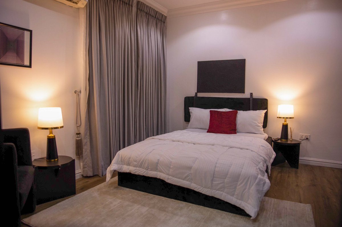 Estatepediang's tweet photo. Amenities include 
24/7 power supply
Dstv
Netflix
Internet 
Snooker board
Indoor games
On-site security 
House keeping
Fitted kitchen
Washing machine #Shortlet #Estatepedia https://t.co/7MekEovkol