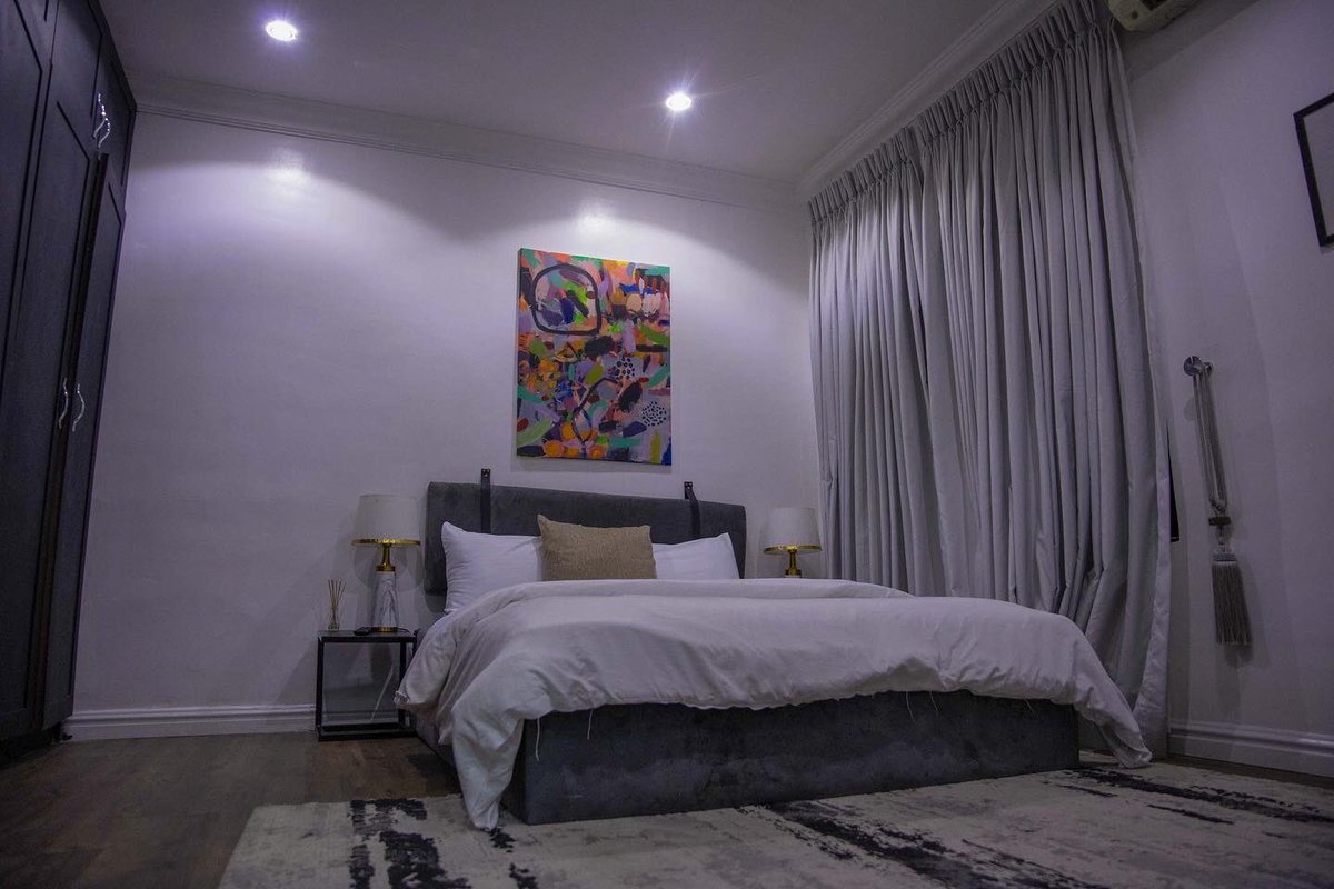 Estatepediang's tweet photo. Amenities include 
24/7 power supply
Dstv
Netflix
Internet 
Snooker board
Indoor games
On-site security 
House keeping
Fitted kitchen
Washing machine #Shortlet #Estatepedia https://t.co/7MekEovkol