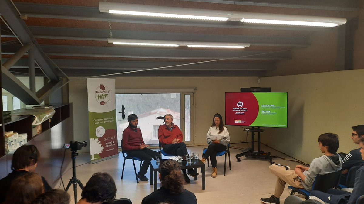 CREAF_ecologia's tweet photo. Si necessiteu pair la separació de Manel, us ensenyem imatges boniques de la xerrada d'aquest matí entre en @JaumeTerradas i en @bitxoptera 🐣♥️ Ho ha organitzat @OxigeNATs i hem pogut aprendre més sobre educació ambiental i espècies invasores ✨ https://t.co/2cGXWwzndx