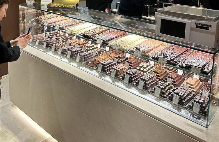 Alessia_Bettini's tweet photo. Un nuovo store #Slitti a Firenze in piazza dell’Olio. Un marchio di qualità del territorio con prodotti buonissimi di #filieracorta- cioccolato super - ma soprattutto una nuova attività che apre è un presidio di socialità,che contrasta il degrado e valorizza le strade fiorentine https://t.co/pIIAWSiJVa