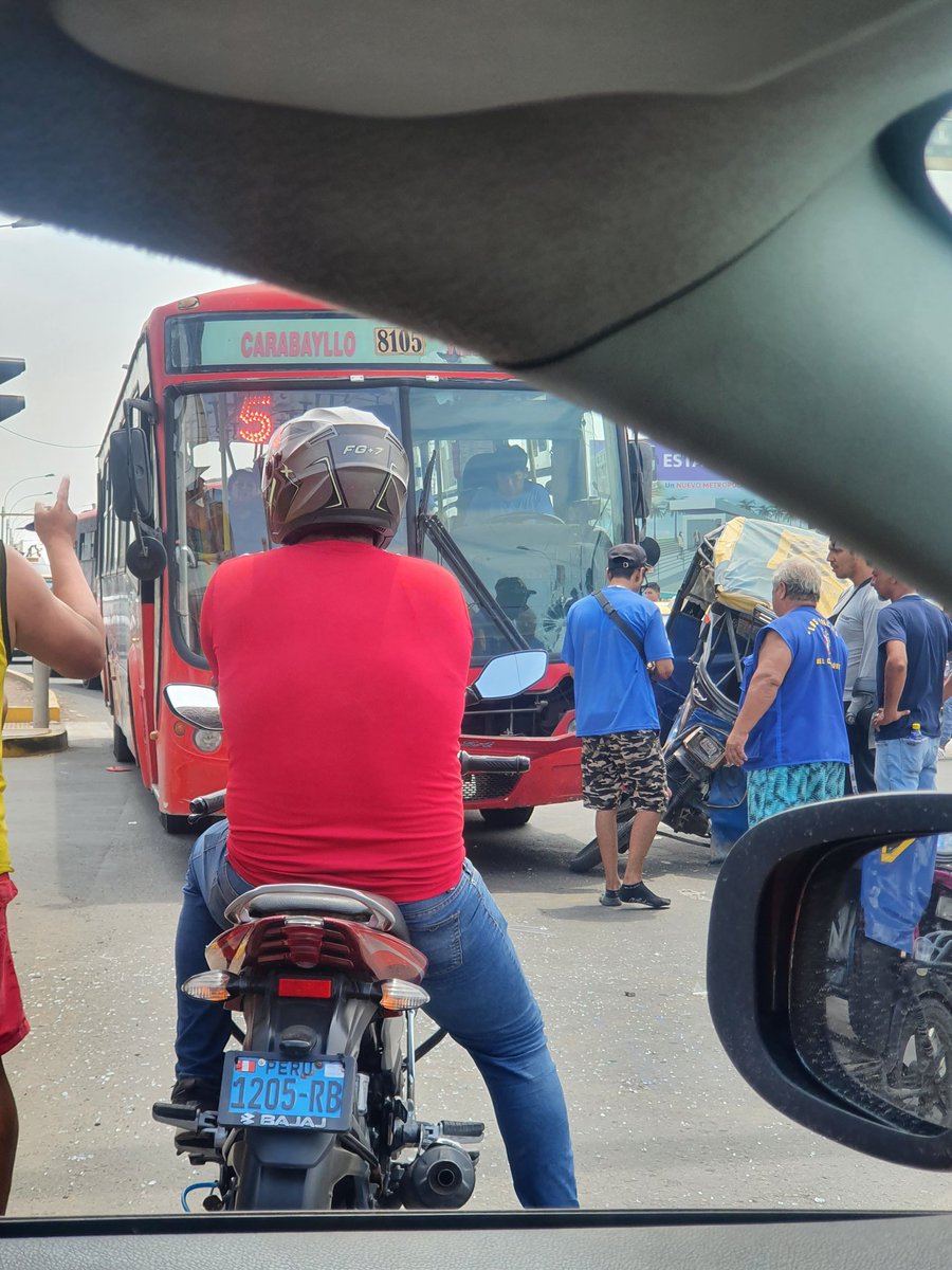 ahika's tweet photo. @MuniLima 1 accidente nuevo en la nueva vía del metropolitano y todo por no prender los semáforos, hasta cuando  @RPPNoticias @exitosape @ComasMuni https://t.co/YWl0mgf6sp