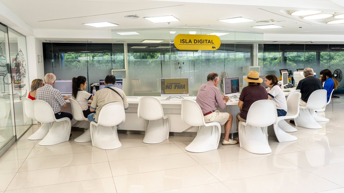 gcba's tweet photo. ¡La Ciudad ofrece 24 islas digitales en sedes comunales con el fin de ayudar a los vecinos a resolver trámites online! 😀 Los ciudadanos pueden realizar gestiones con ayuda de personal de atención ciudadana.  Conocé más acá 👉https://t.co/iRPc6LvhfQ https://t.co/Yq0h7mV7Xf