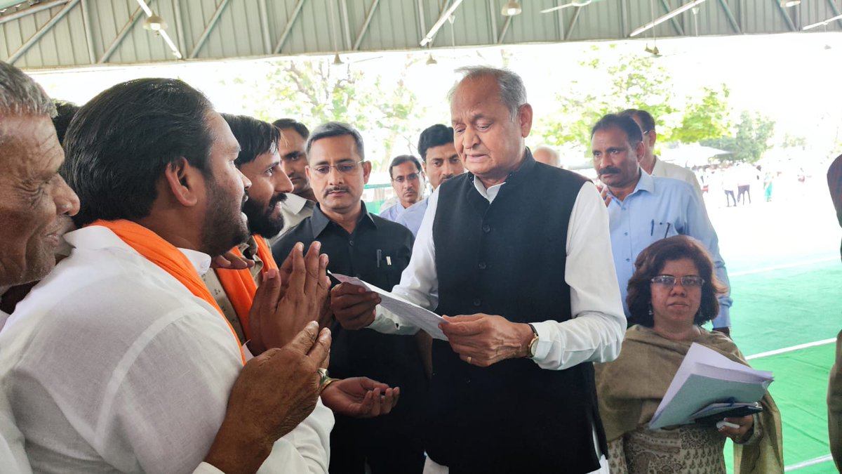 jogi_dhanraj's tweet photo. राजस्थान नाथ समाज ने मुख्यमंत्री अशोक गहलोत से मुलाकात कर गुरु गोरखनाथ बोर्ड का गठन करवाने बाबत,  प्रदेश अध्यक्ष ईश्वर योगी और समाज के अन्य नागरिकों के साथ मिल कर ज्ञापन दिया #ashokgehlot51 #nathsamaj #dnyworld #zeenews #NDTV #BJP #KirodiLalMeena https://t.co/rZHxKLX3oV