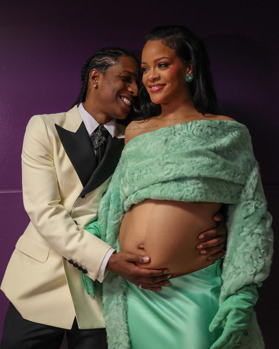 GossipRoomOff's tweet photo. 🚨 Rihanna, enceinte de son deuxième enfant, a dévoilé son joli ventre rond durant la 95ème cérémonie des #Oscars aux côtés d'ASAP Rocky ! 🤰🏽✨

📸: complex https://t.co/nctwE45XBS