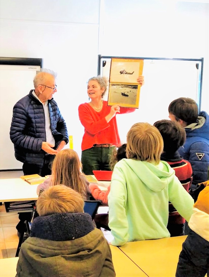 VallesRoch's tweet photo. Les résidants de l'Agora ont eu la joie de partager avec les enfants de l'école primaire de Saint Marc Jaumegarde, un moment d'échanges sur leurs métiers. Les yeux des enfants brillent face à l'ancien pilote d'avion. #lagora #vauvenargues https://t.co/IT71aXJmFB