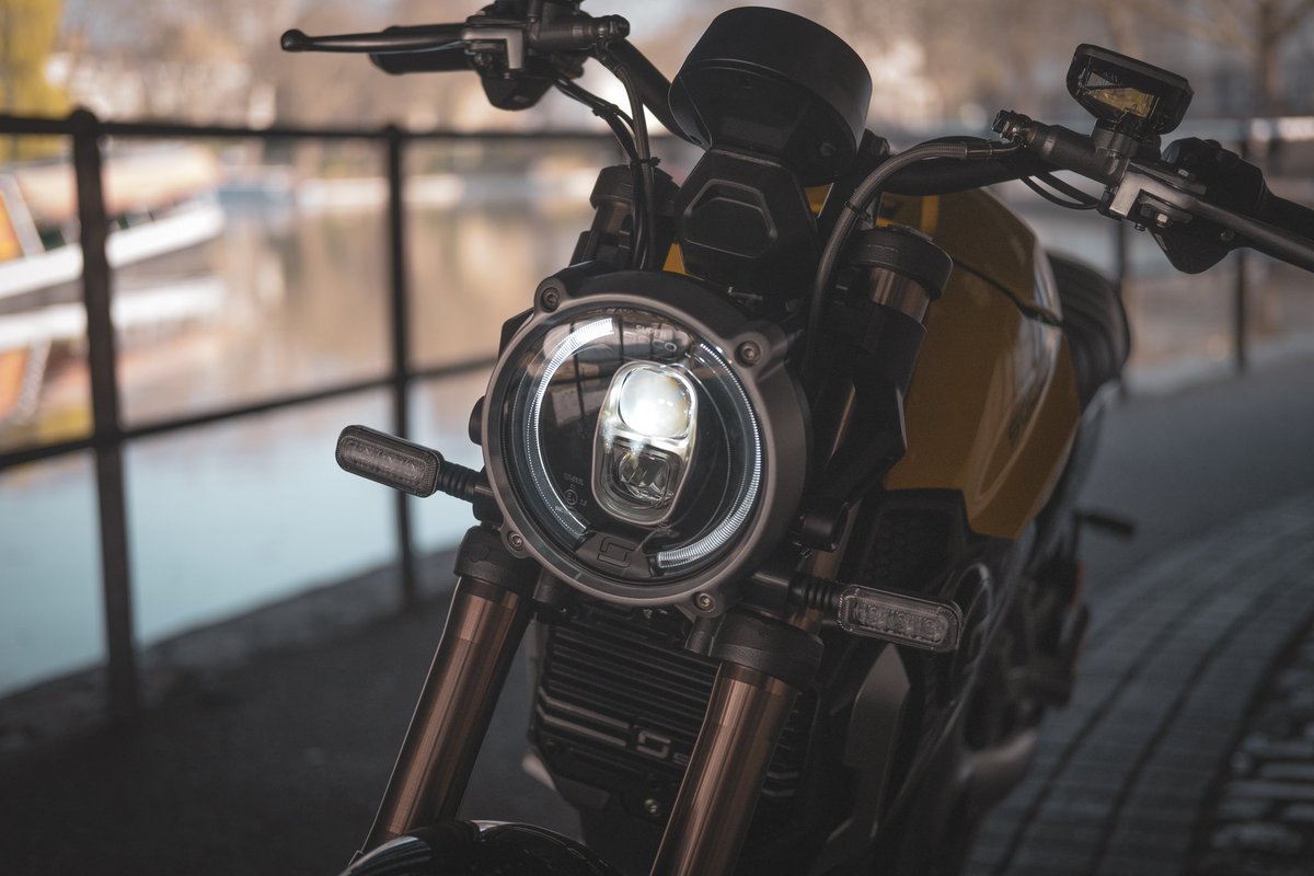 vmotosoco's tweet image. Ride TCmax with elegance and safety, with its dynamic led headlight which is perfect for riding in all lighting conditions.

#Vmoto #TCmax #SuperSoco #LED #ElectricWord #Cafèracer #Light #Roundlight #elegance #design