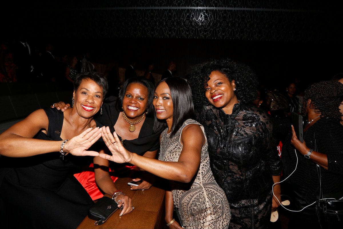 SheriRiley's tweet photo. @imAngelaBassett is forever our #QueenRamonda of Wakanda. In your words, you never settled for average. You brought your best to every moment and lived in the best that is within you.
#AngelaBassettAppreciationDay #AngelaBassett #RobbedAgain #Angelabassettdidthething #AOML #DST https://t.co/pRUztw9P27