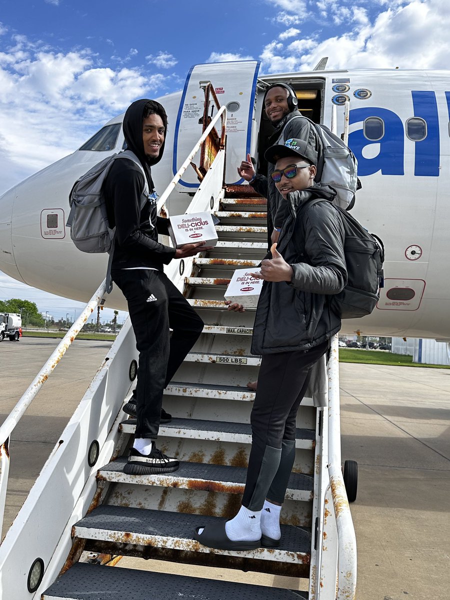 Islanders_MBB's tweet photo. Wheels Up ✈️
📍Dayton, Ohio 

#LutzGo// #ShakasUp🤙 // #MarchMadness 🕺 https://t.co/ekcLkDHDeg
