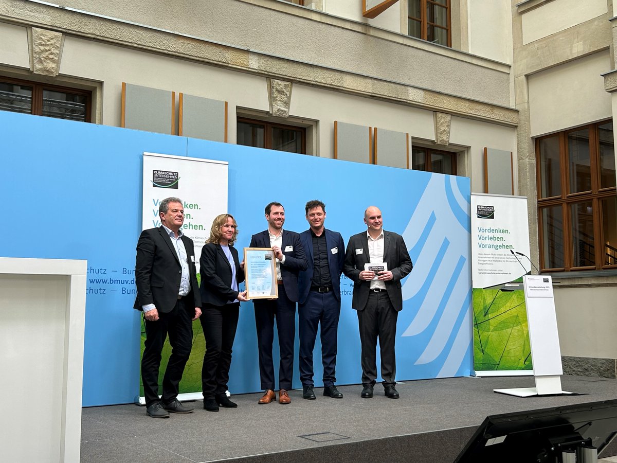 DIHK_News's tweet photo. Das Netzwerk @KlimaschutzU wächst weiter: Heute überreichte Bundesumweltministerin @SteffiLemke Urkunden an zehn Klimaschutz-Unternehmen, die sich durch starkes Engagement auszeichnen. @BMUV #klimaschutz #nachhaltigkeit https://t.co/aEpoxkFqXO