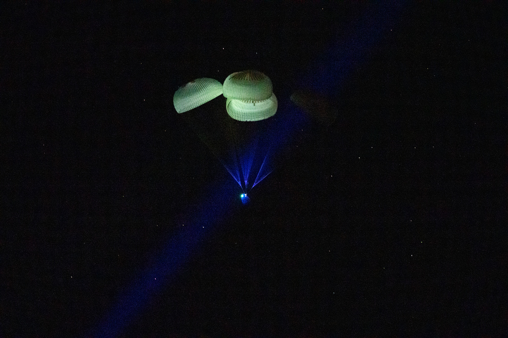 Espacio140's tweet photo. Imagen del Día de la @NASA: "Crew-5’s Nighttime Splashdown" - https://t.co/A7FoDpgE4t https://t.co/6LVRLFQCye