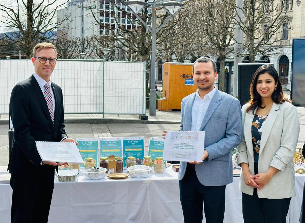 IndiainSwiss's tweet photo. In the city of Fribourg named as "Swiss Food Capital 2023",@indiainswiss inaugurated the "International Year of Millets" celebrations in Switzerland. To explore the health benefits of "Nutri Cereals", Deputy Mayor of Fribourg &amp; Cd'A released the Millets Recipe Catalogue.
#IYM2023 https://t.co/Pn5Kbx5kFA