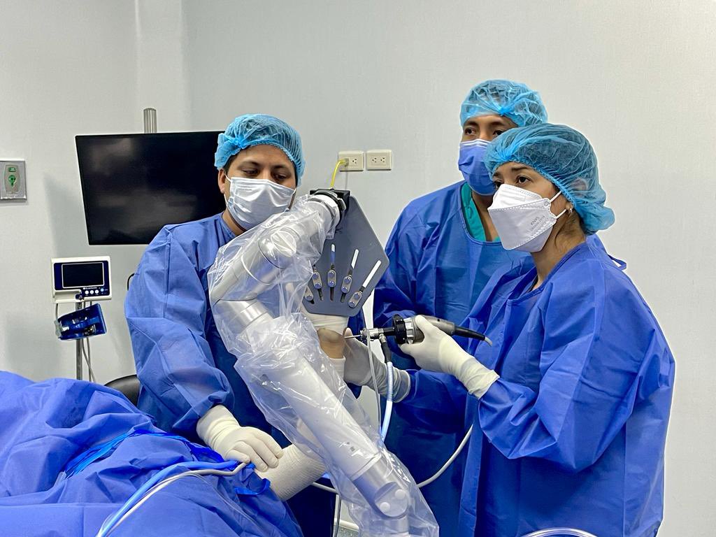 Salud_Guayas's tweet photo. Nuestros Especialistas en Traumatología y Cirugía Plástica del Hospital del Día #MarianaDeJesús 🏥 de @Salud_Ec realizan artroscopía de pequeñas articulaciones para resección de ganglión en muñeca✋, procedimiento mínimo invasivo que brinda recuperación a corto tiempo. https://t.co/75kJbPnYJs