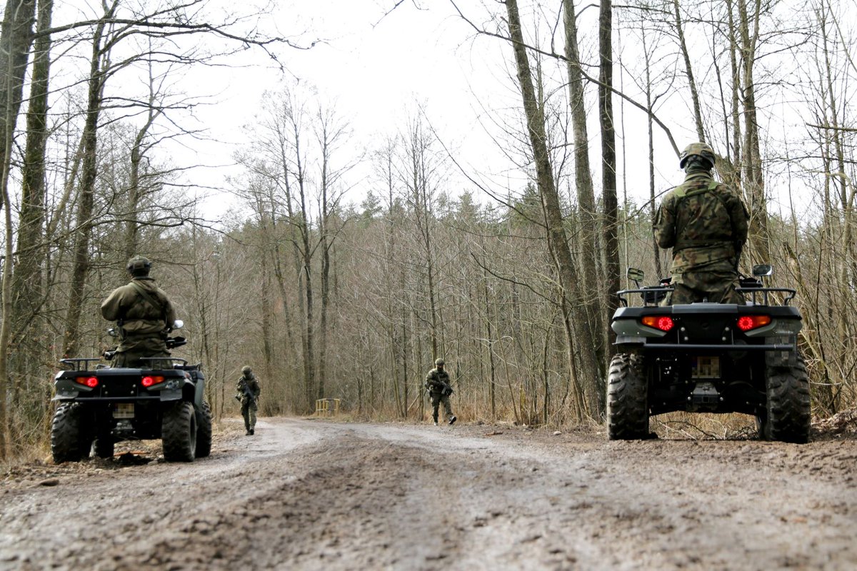 ZolnierzRP's tweet image. #ZawódŻołnierz 👀👇 

👉ℹ️ Patrolowanie 🔍🗺️🏔️  niezwykle ważna i trudna praktyka wymagająca wielu umiejętności i cech charakteru.
Żołnierze muszą być czujni i spostrzegawczy na zagrożenia 🔍👀 a także dobrze zorganizowani  do skutecznego działania👥

Czekamy na Ciebie🫵 
📸 #9pr