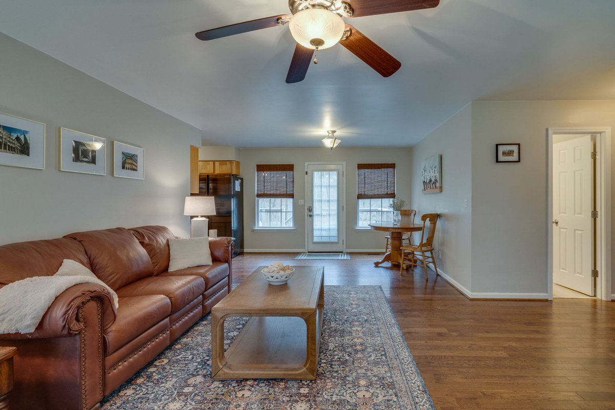Tenn_Homes's tweet photo. Loving the sliding barn door style entry in this bedroom!  AND... it sits on the river!
📍 5566 Zapata Dr, Pegram, TN
🛏️ 3
🛁 2
📏 1,119
$385,000
MLS: 2496182
Listing courtesy of: Nashville on The Market Real Estate
#homeforsale #nashvillerealestate #homesearch #cheathamcounty https://t.co/q7GCiyIPV3