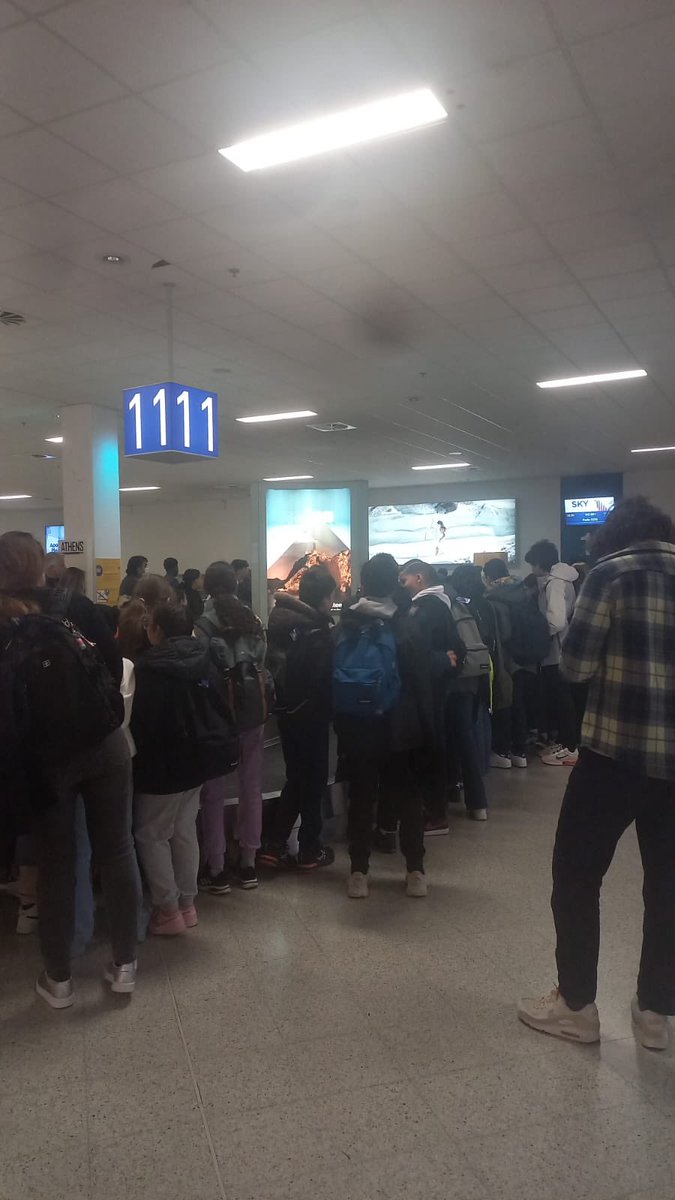 ClgRepublique's tweet photo. Les élèves de 6ème du @ClgRepublique sont bien arrivés en #grèce. C’est parti pour un périple de  5 jours autour des valeurs de l’Olympisme. https://t.co/U83crQAjLn