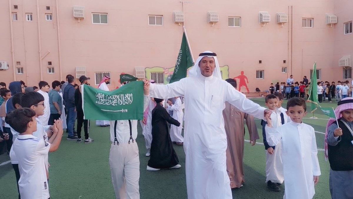 refa3ah's tweet photo. يواصلون الاحتفاء بـ #يوم_العلم.
 بمدرسة نبع المعرفة الابتدائية والاحتفال بـ #يوم_العلم https://t.co/Hkns5wgOfz