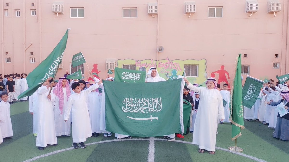 refa3ah's tweet photo. يواصلون الاحتفاء بـ #يوم_العلم.
 بمدرسة نبع المعرفة الابتدائية والاحتفال بـ #يوم_العلم https://t.co/Hkns5wgOfz