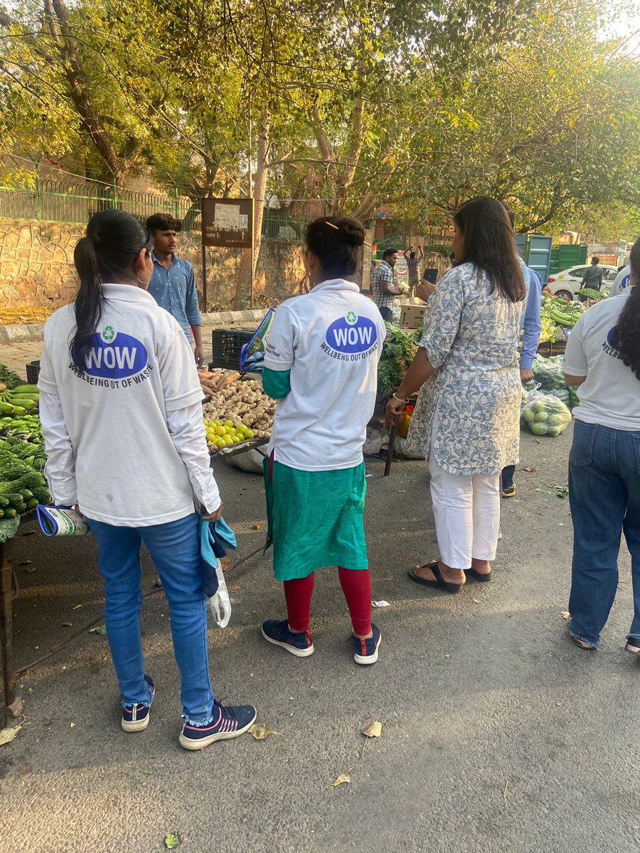 Under the guidance of @DCSOUTHZONE team ITC WOW  & MCD Ambassador Ameena Talwar did checking & awareness drive for ban on single Use plastic at Monday Market ,Vasant Kunj Ward 156 #Day2
#41Days41Rwas41Locations 
#SwachhSurvekshan2023MCD 
@LtGovDelhi
@OberoiShelly
@GyaneshBharti1