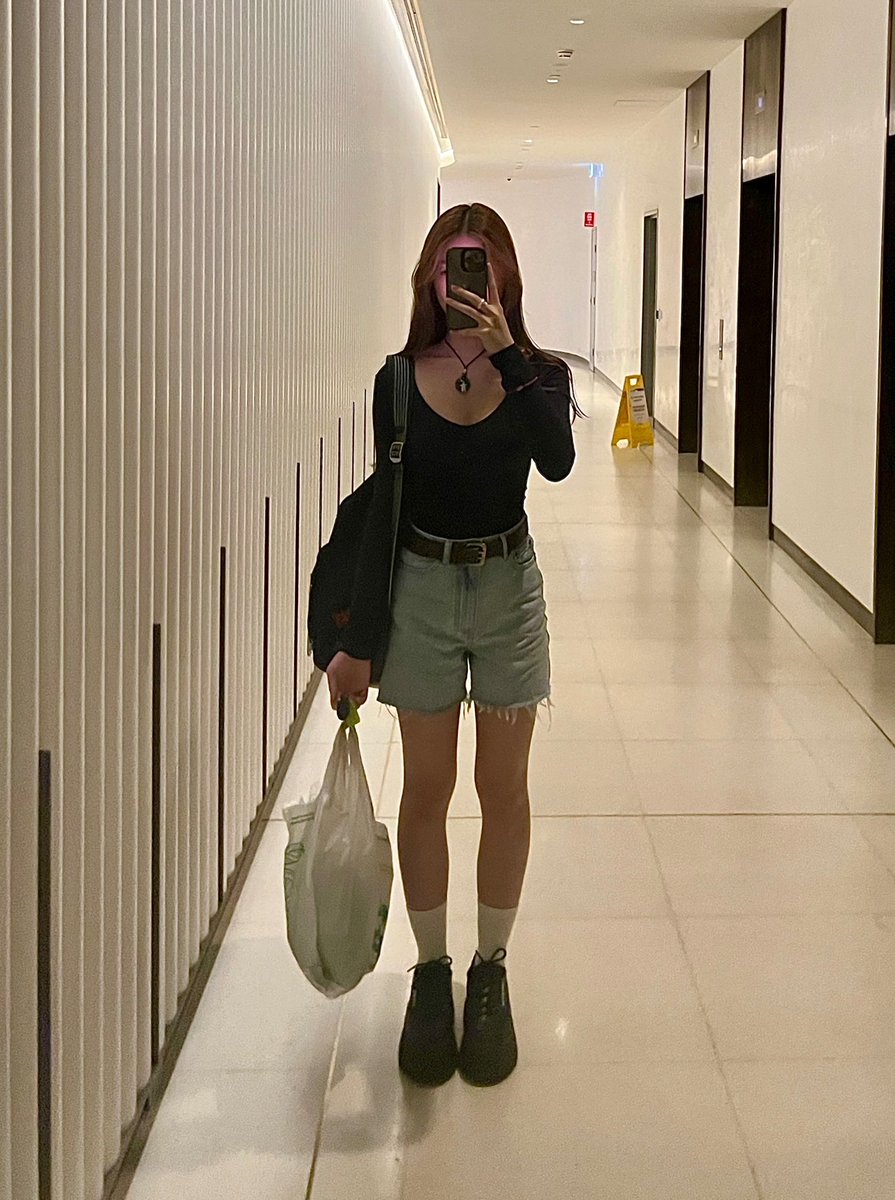 alltheluvrs's tweet photo. another basic fit check https://t.co/VpJBstnooL