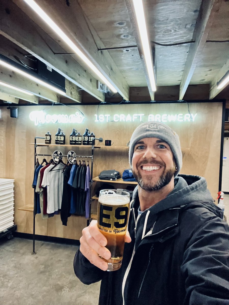 G4Kegs's tweet photo. @BeerAdvocate Our marketing manager @jasonley snuck out to #sigbrewing and @e9brewingco last night before exhibiting at @nwcider’s Symposium tomorrow! https://t.co/tG6fMWzwFl