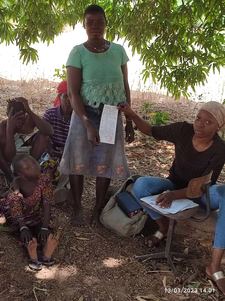 CEDIF_ONG's tweet photo. PROJET PEDF BOUKOMBE
@CEDIF_ONG grâce à l'appui financier d'#OxfamAuBenin et par l'entremise de #AMC Canada poursuit sa campagne de distribution d'actes de naissance à travers le projet de promotion du droit des filles à Boukoumbé.
#VLF229
#DevCanada
#womenrights
#Wasexo https://t.co/rsnjHkp2Mv