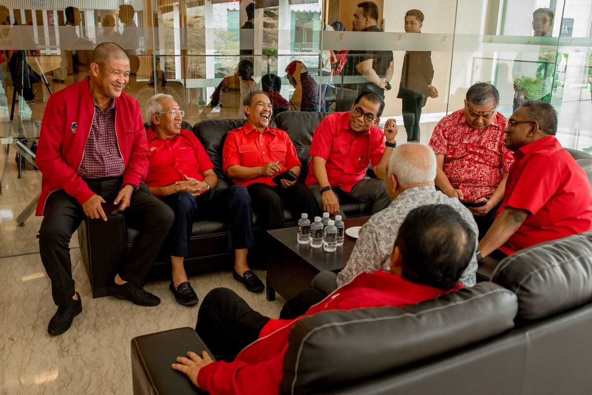 MahdzirKhalid's tweet photo. Negeri Sembilan menjadi tuan rumah Majlis Pengenalan Calon Pemilihan UMNO 2023-2026.
Semoga saya mendapat tempat di hati perwakilan UMNO Bahagian untuk saya terus memberi khidmat bakti sebagai #NaibPresiden untuk penggal kali ini.
#Calon02 #KebersamaanDemiPerjuangan https://t.co/c8SgqVFDps