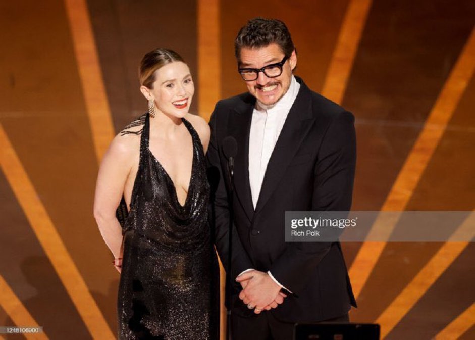 UpdatesOlsenPL's tweet photo. 📷 • Elizabeth i Pedro Pascal podczas 95. ceremonii rozdania Oscarów! https://t.co/jYdsbB0gmJ